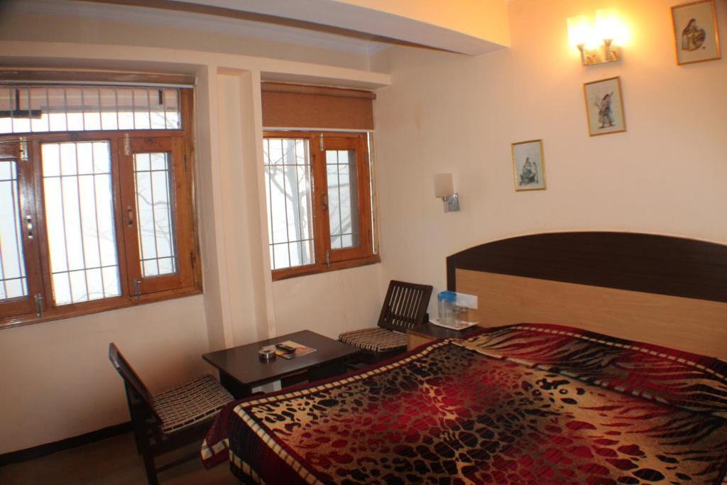 Hotel Prestige Shimla Oda fotoğraf